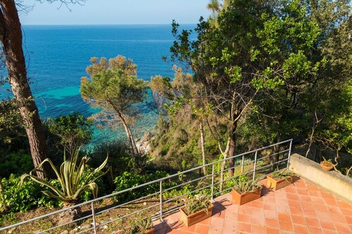 Beautiful villa overlooking the beach of Seccione