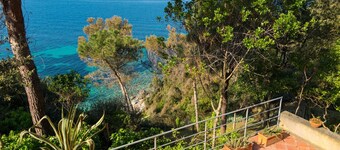 Onafhankelijke villa in de Middellandse Zee struikgewas en met uitzicht op het kristalheldere water van het strand van
