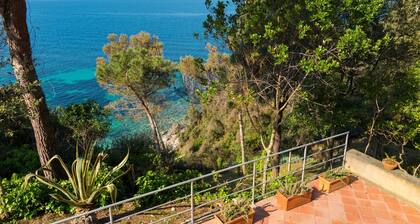Beautiful villa overlooking the beach of Seccione