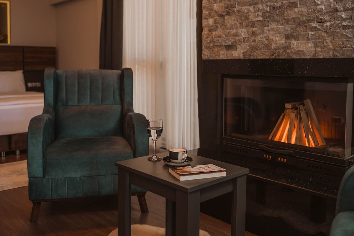 Peerless Suite with Jacuzzi and fireplace | Minibar, caja de seguridad en la habitación y cortinas blackout