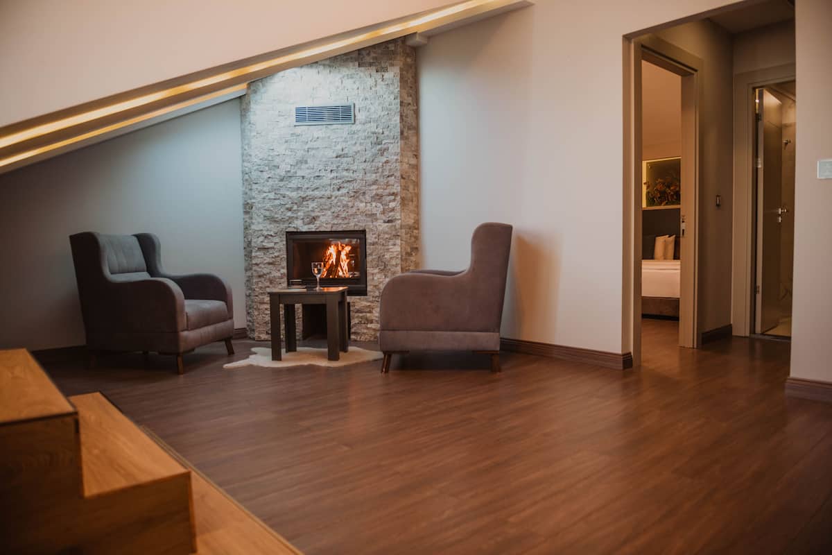 Trapezus Suite with Jacuzzi and fireplace | Minibar, caja de seguridad en la habitación y cortinas blackout