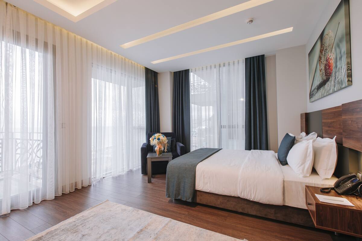 deluxe suite with balcony and sea view | 1 bedroom, minibar, in-room safe, blackout curtains