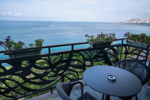 43-tums LCD-tv med satellitkanaler och kontor