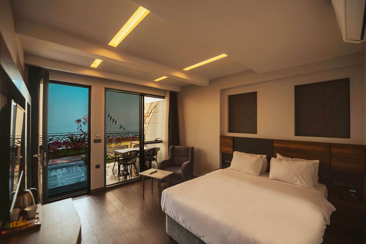 Deluxe Dbl Room with Garden and Terrace | Minibar, caja de seguridad en la habitación y cortinas blackout