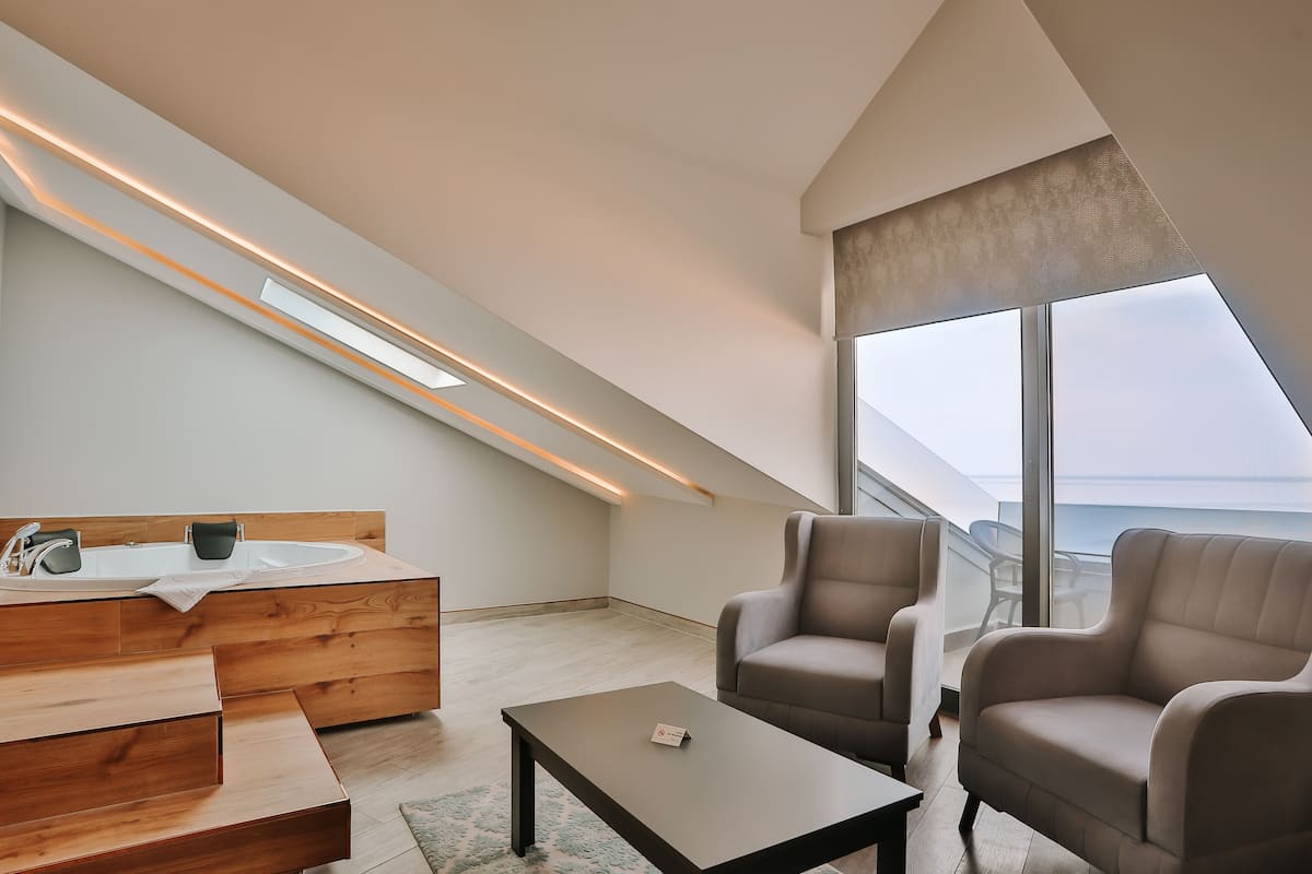 Roof Suite with Jacuzzi and Sea View | Baño | Regadera, regadera tipo lluvia, amenidades de baño gratuitas