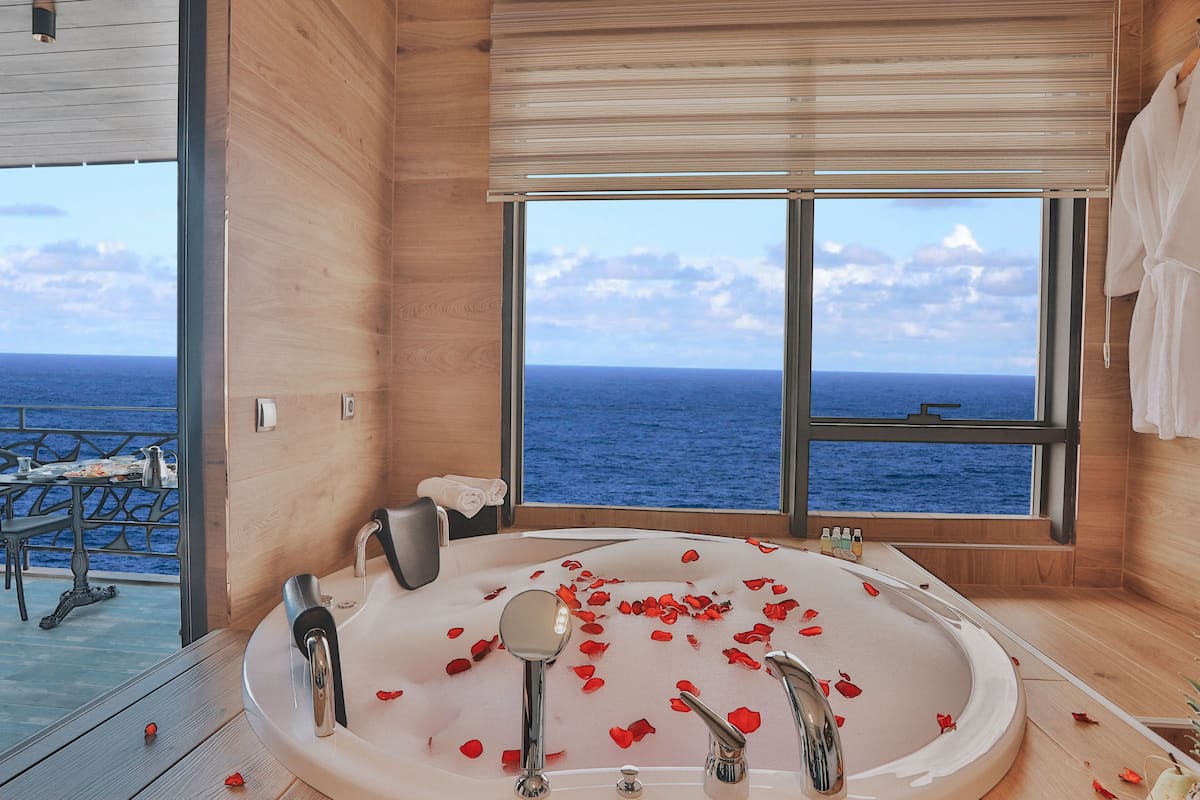 Akyazi Suite with Jacuzzi and Sea View | Minibar, caja de seguridad en la habitación y cortinas blackout