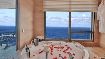 Akyazi Suite with Jacuzzi and Sea View | 미니바, 객실 내 금고, 암막 커튼, 방음 설비