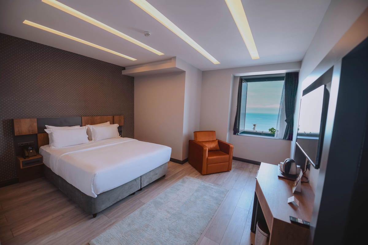 Corner Double Room with Sea View | Minibar, caja de seguridad en la habitación y cortinas blackout