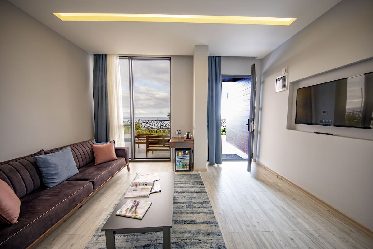 Premium Suite with Garden and Terrace | Minibar, caja de seguridad en la habitación y cortinas blackout