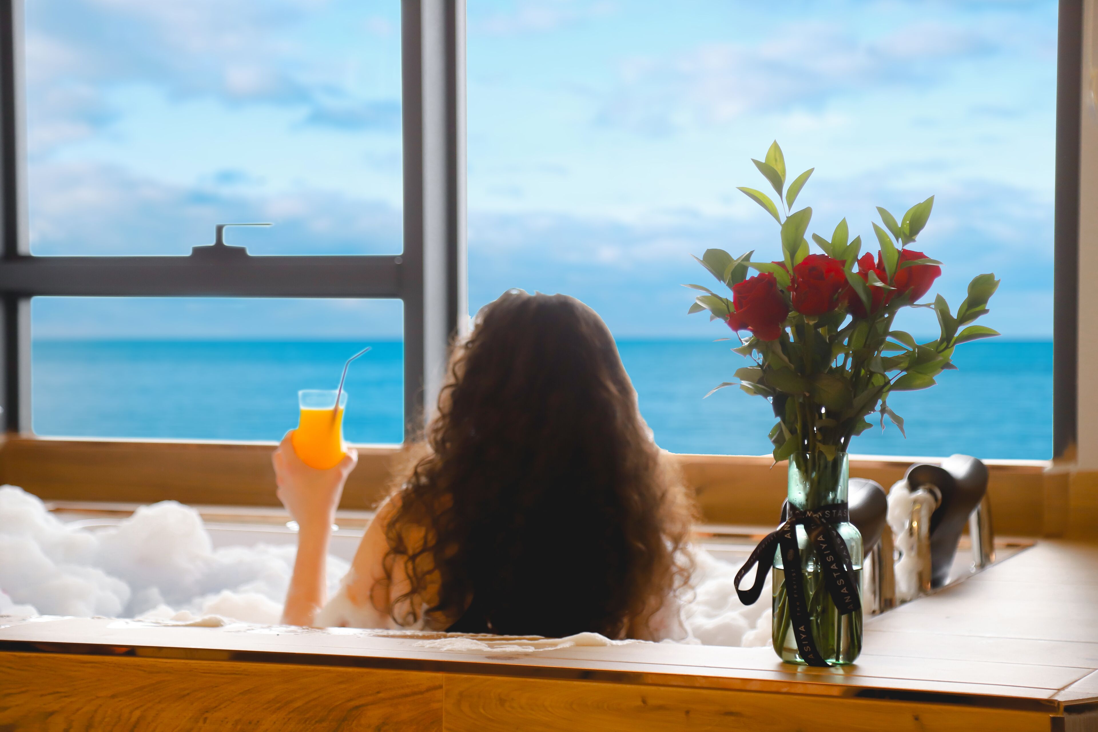 Black Sea Suite with Jacuzzi and Sea View | Minibar, in-room safe, blackout drapes, soundproofing