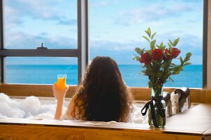 Black Sea Suite with Jacuzzi and Sea View | Minibar, Zimmersafe, Verdunkelungsvorhänge, schallisolierte Zimmer