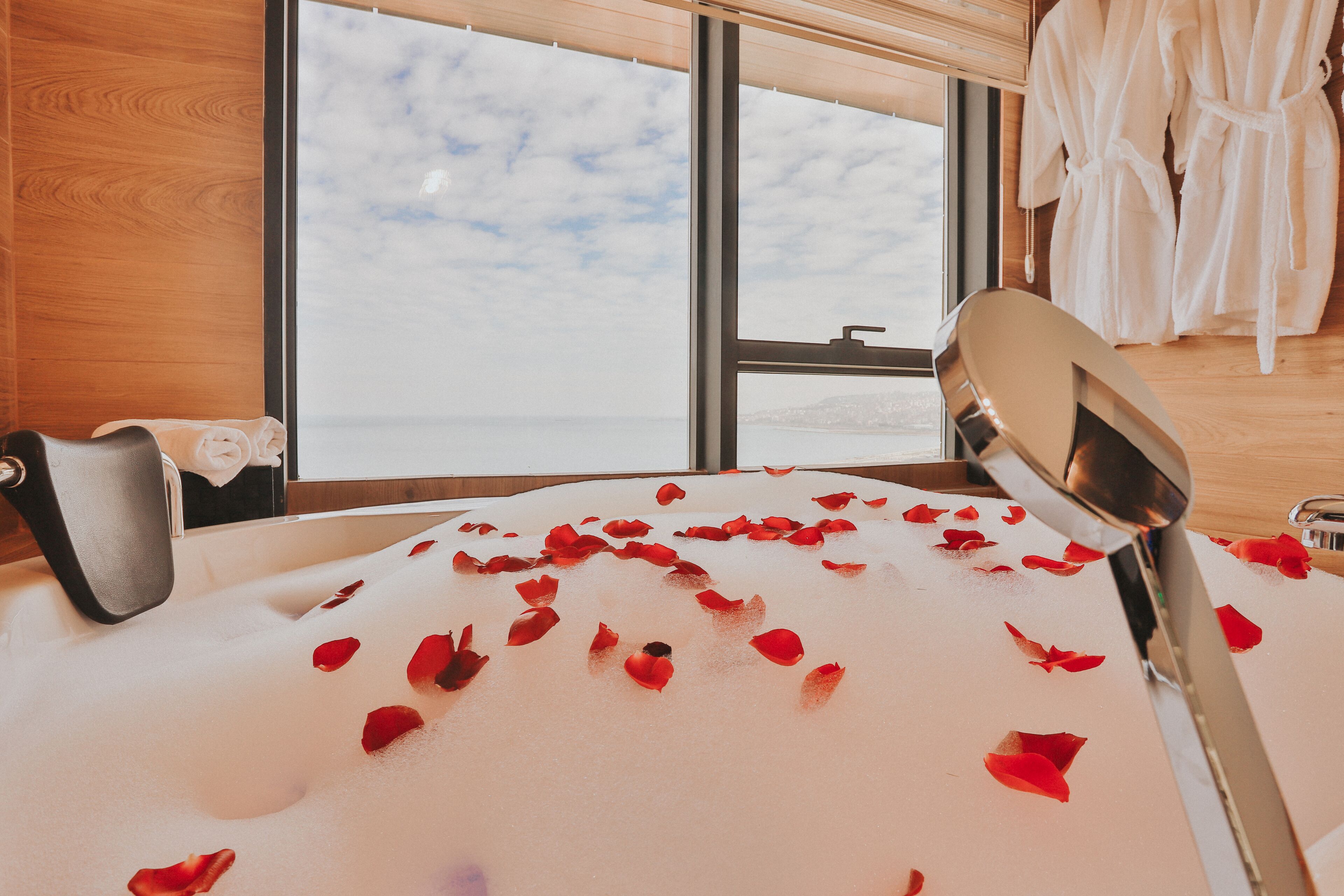 Suvva Suite with Jacuzzi and Sea View | Minibar, in-room safe, blackout drapes, soundproofing