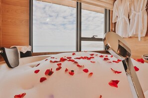 Suvva Suite with Jacuzzi and Sea View | Minibar, in-room safe, blackout curtains, soundproofing - Peerless Villas Hotel (Trabzon)