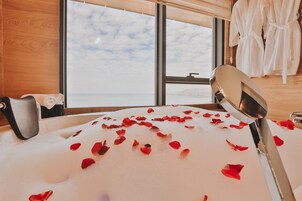 Suvva Suite with Jacuzzi and Sea View | Minibar, Zimmersafe, Verdunkelungsvorhänge, schallisolierte Zimmer