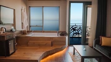 Black Sea Suite with Jacuzzi and Sea View | Minibar, in-room safe, blackout drapes, soundproofing