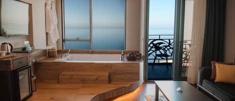 Black Sea Suite with Jacuzzi and Sea View | Premium bedding, minibar, in-room safe, blackout drapes