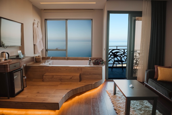 Black Sea Suite with Jacuzzi and Sea View | Seprai premium, minibar, brankas, dan tirai kedap cahaya