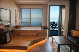 Black Sea Suite with Jacuzzi and Sea View | Minibar, Zimmersafe, Verdunkelungsvorhänge, schallisolierte Zimmer