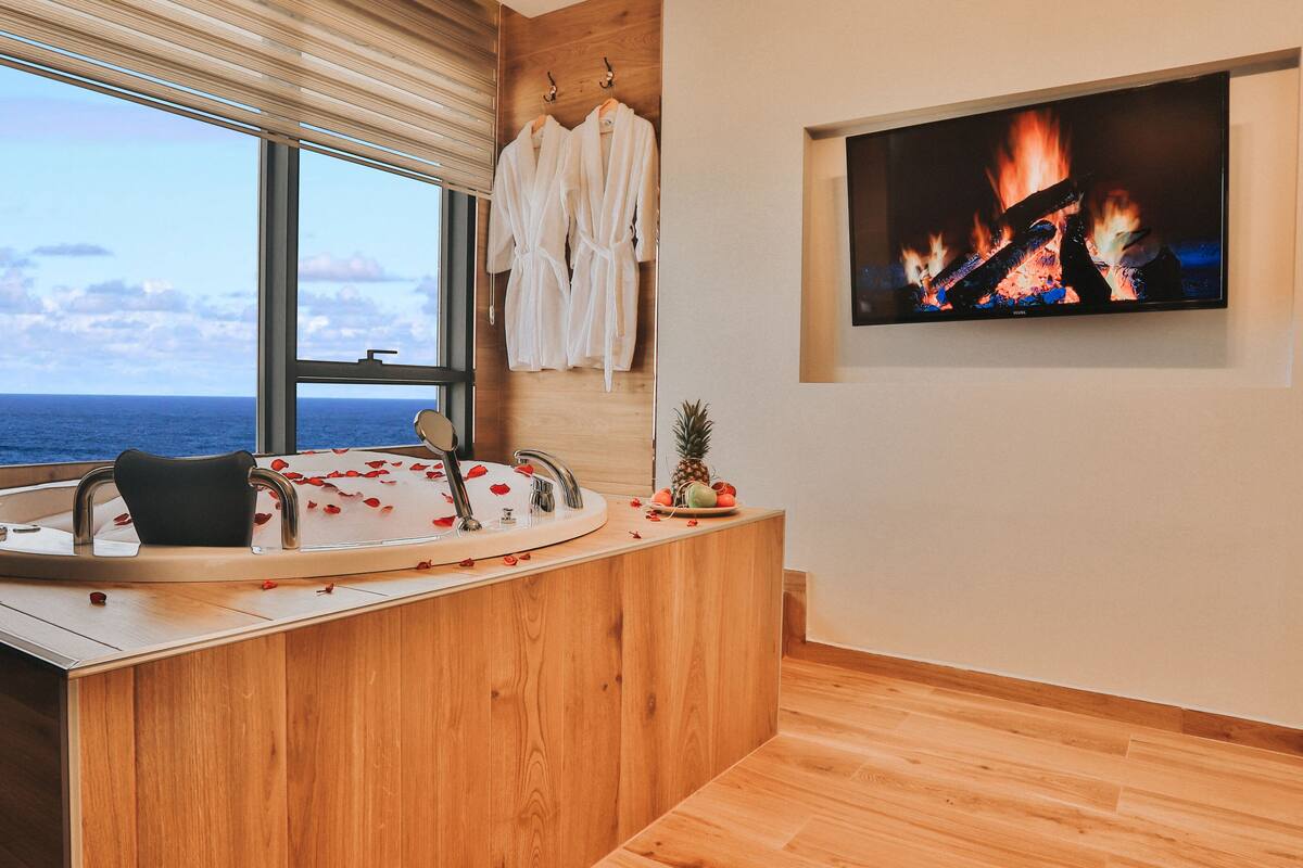 akyazi suite with jacuzzi and sea view | 1 bedroom, minibar, in-room safe, blackout curtains