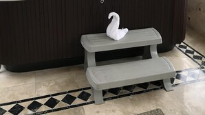 A hot tub with a control panel, a swan-shaped decoration, and a bench. - Fabulous Developers Beachfront PENTHOUSE XMAS & NY WKS @ Playa Grande Resort (Cabo San Lucas)