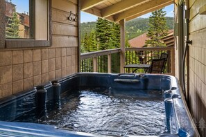Outdoor spa tub - Charming Ski In/Out Beaverhead Home! Near Big Sky Resort, Hot Tub, Grill, Incred (Big Sky)