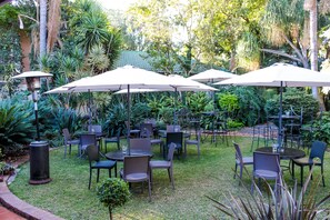 Outdoor dining - Polo Guest House (Polokwane)