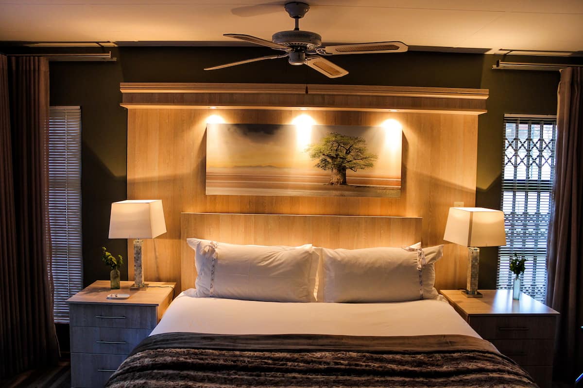 Executive Room (1) | In-room safe, desk, iron/ironing board, free WiFi