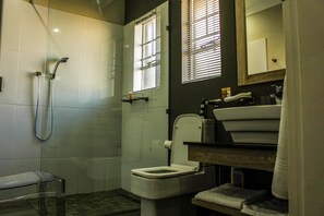 Deep soaking tub, free toiletries, hair dryer, slippers - Polo Guest House (Polokwane)