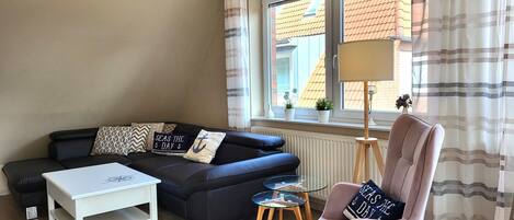 Flat-screen TV, stereo