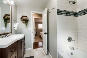 Ensemble douche/baignoire, sèche-cheveux, serviettes fournies