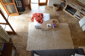 Téléviseur, foyer, lecteur de DVD, table de ping-pong