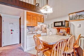 Fridge, microwave, oven, stovetop - (B211) Loft Condominiums (Yosemite National Park)
