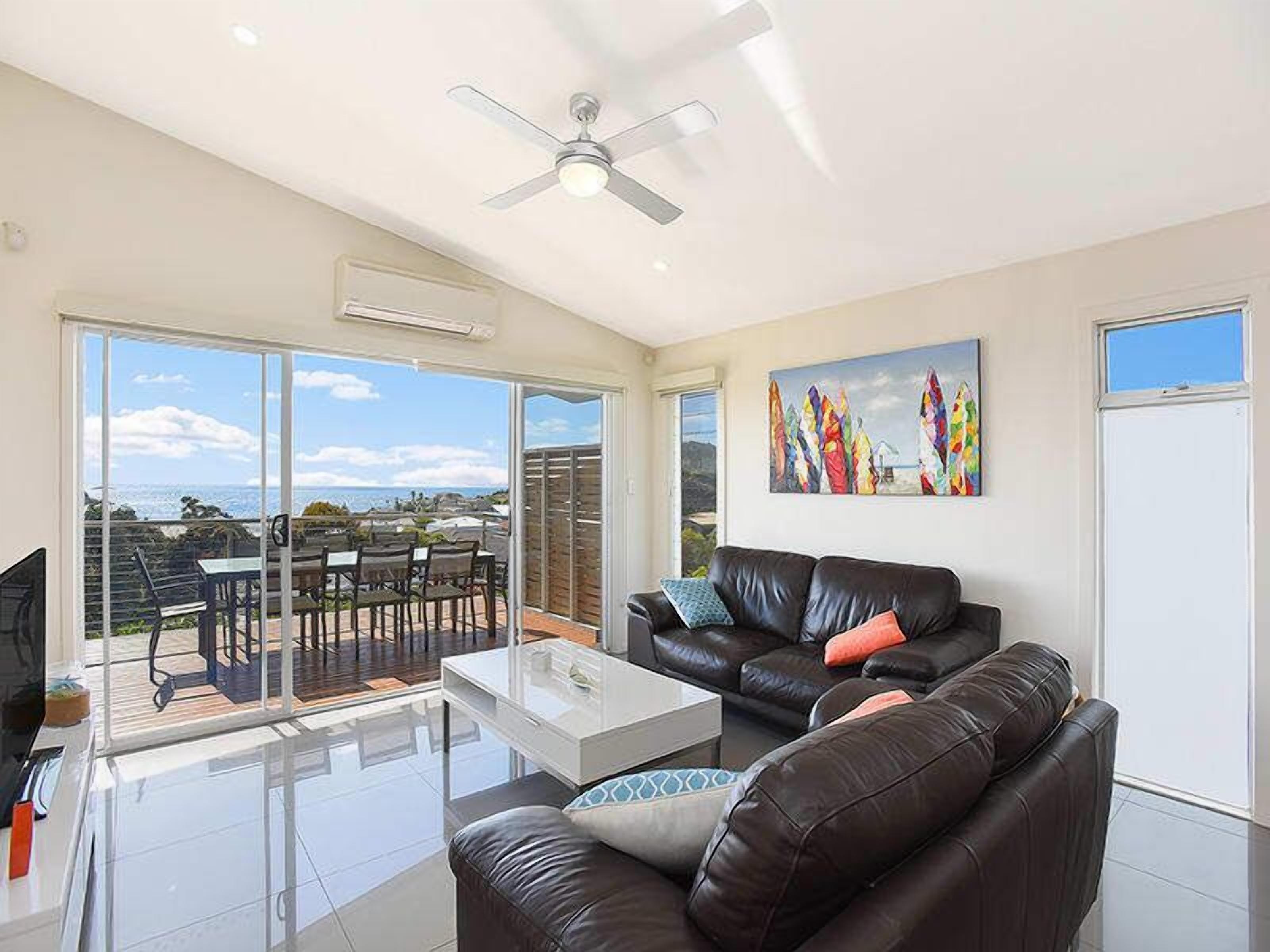 16 Olivebank Cres - Modern Townhouse with Panoramic Sea Views