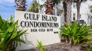 Naamplaatje voor Gulf Island Condominiums, adres 8436 Gulf Blvd.