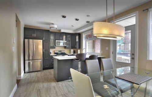 Luxury 2 bedroom, 2 bath condo , 2 balconies, hi speed WIFI with FREE parking