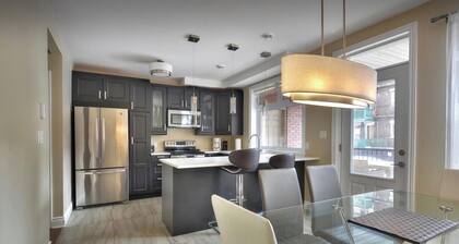 Luxury 2 bedroom, 2 bath condo , 2 balconies, hi speed WIFI with FREE parking