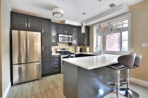 Een koelkast, een microgolfoven, een oven, een kookplaat