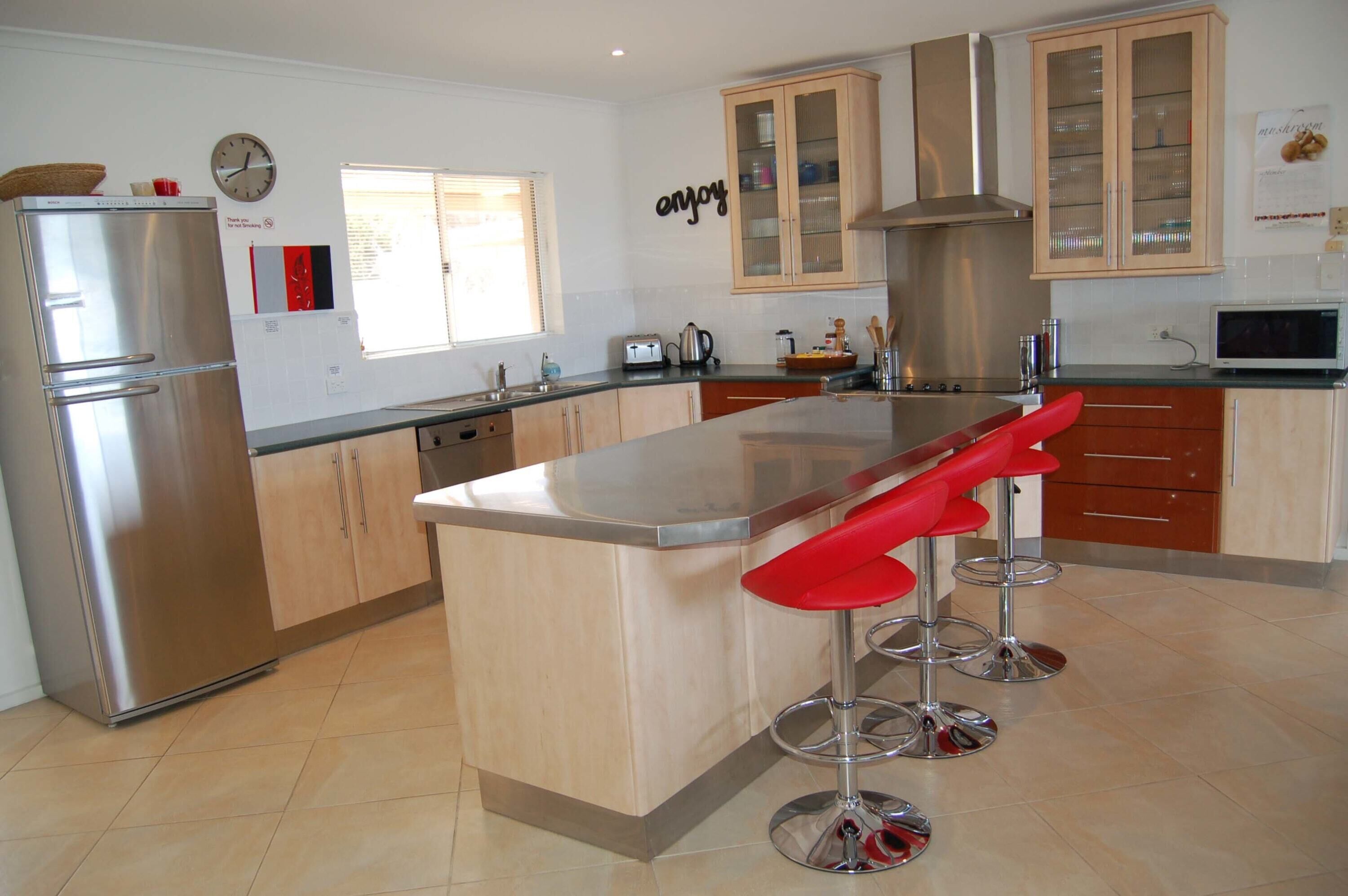 98 Seagull Ave - First Class Property with Stunning Sea Views — image 3