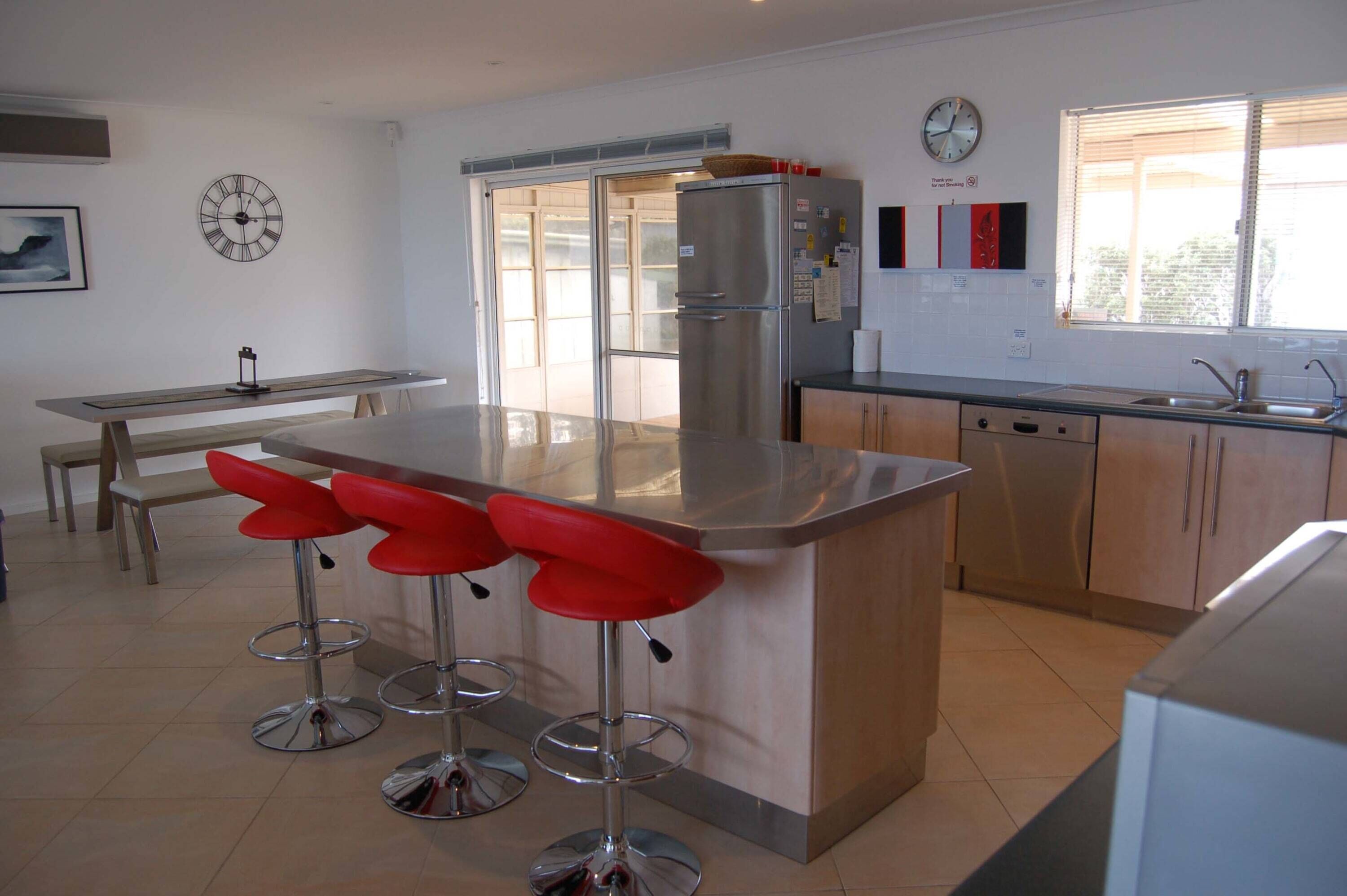 98 Seagull Ave - First Class Property with Stunning Sea Views — image 4