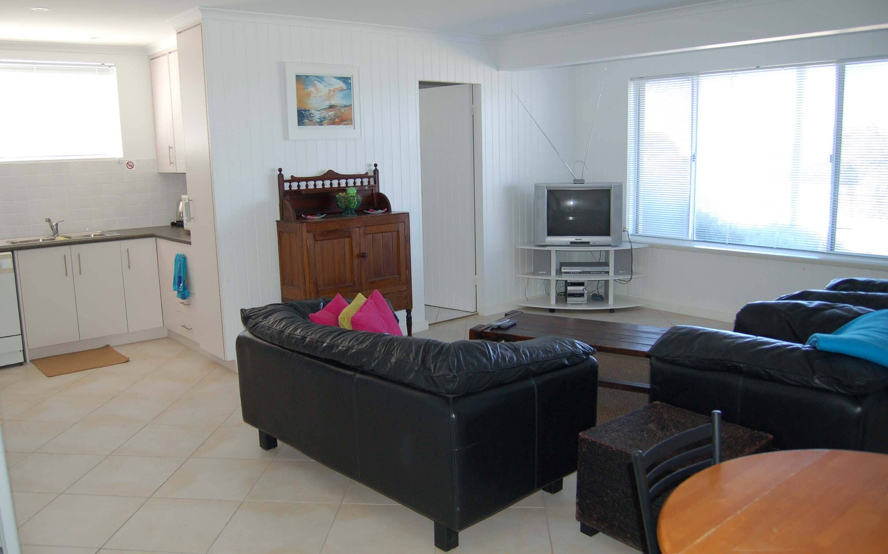 98 Seagull Ave - First Class Property with Stunning Sea Views — image 5