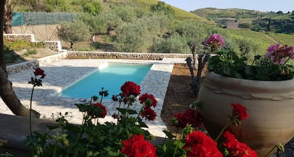 Villa Rubino ubicada en las colinas.