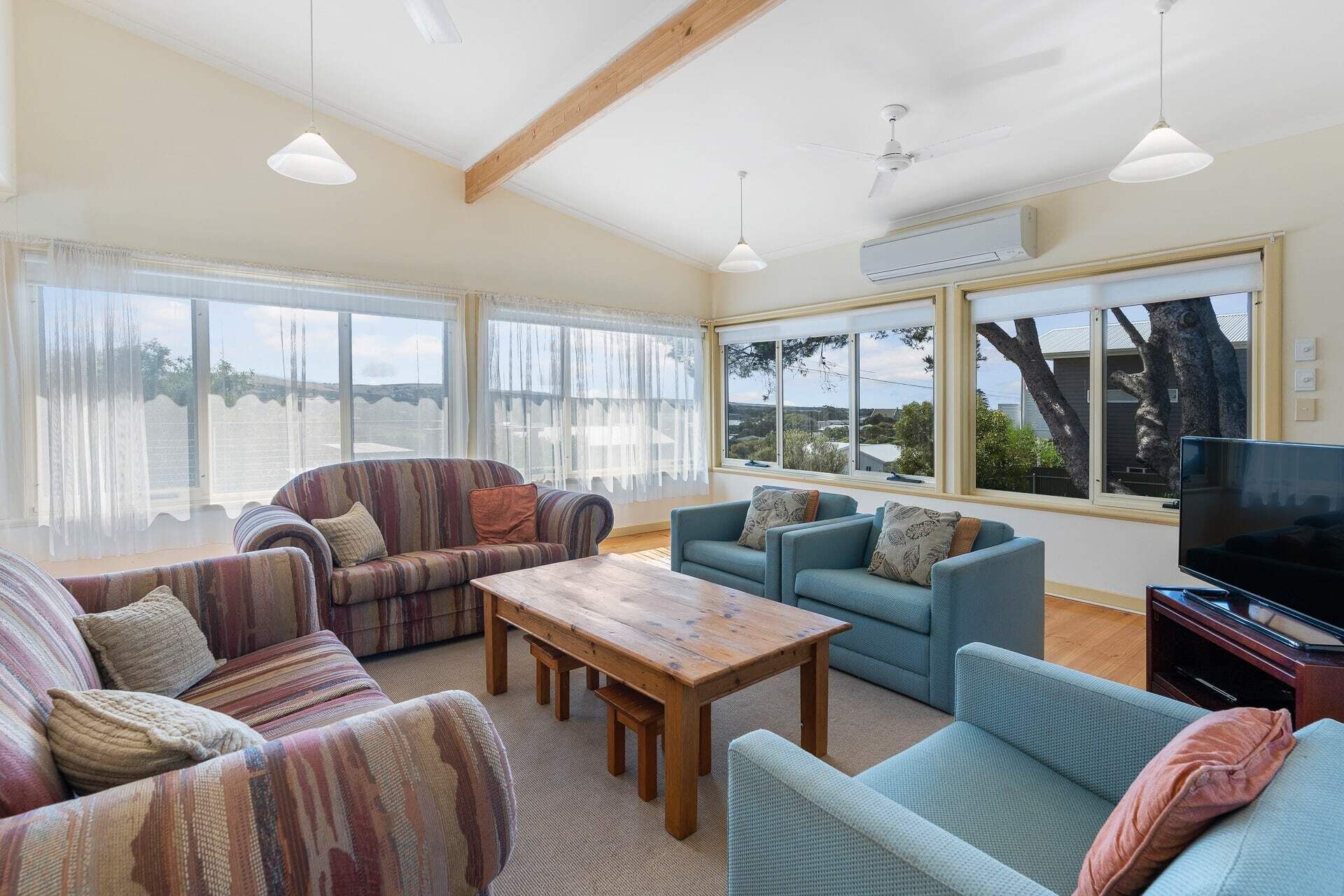 18 Seaview Rd - Great Location with Distant Sea Views — image 13