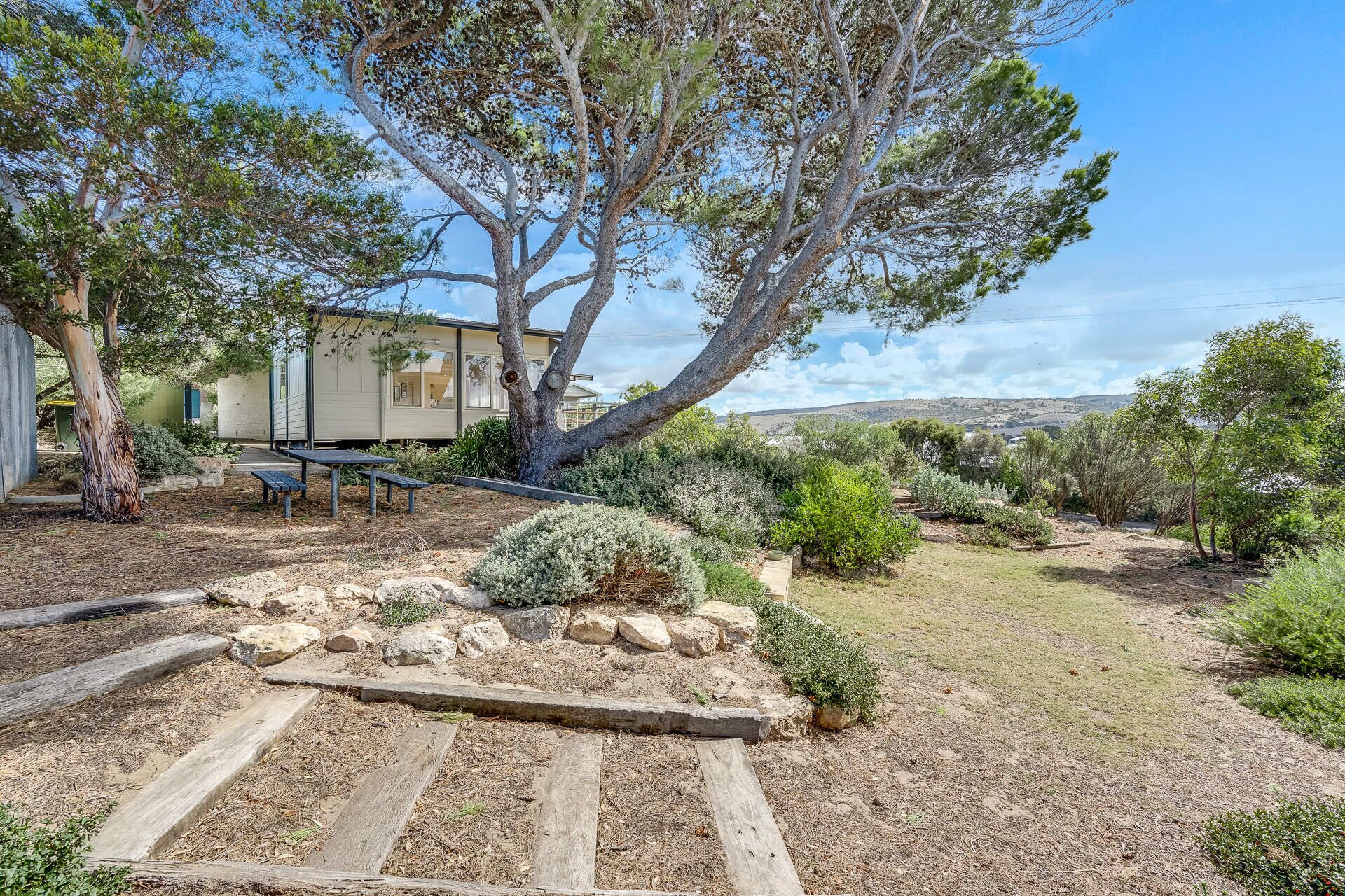 18 Seaview Rd - Great Location with Distant Sea Views — image 25