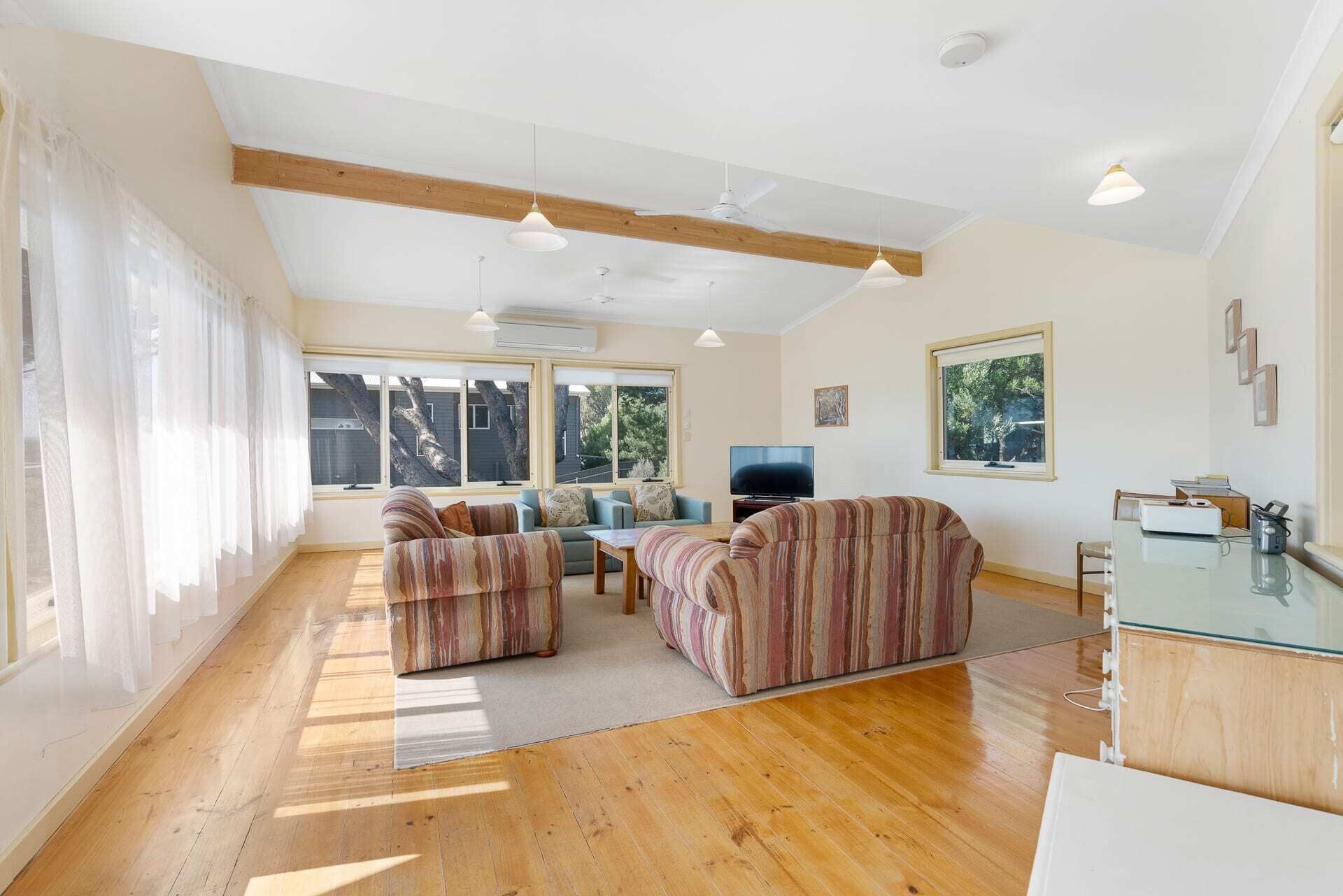 18 Seaview Rd - Great Location with Distant Sea Views — image 12