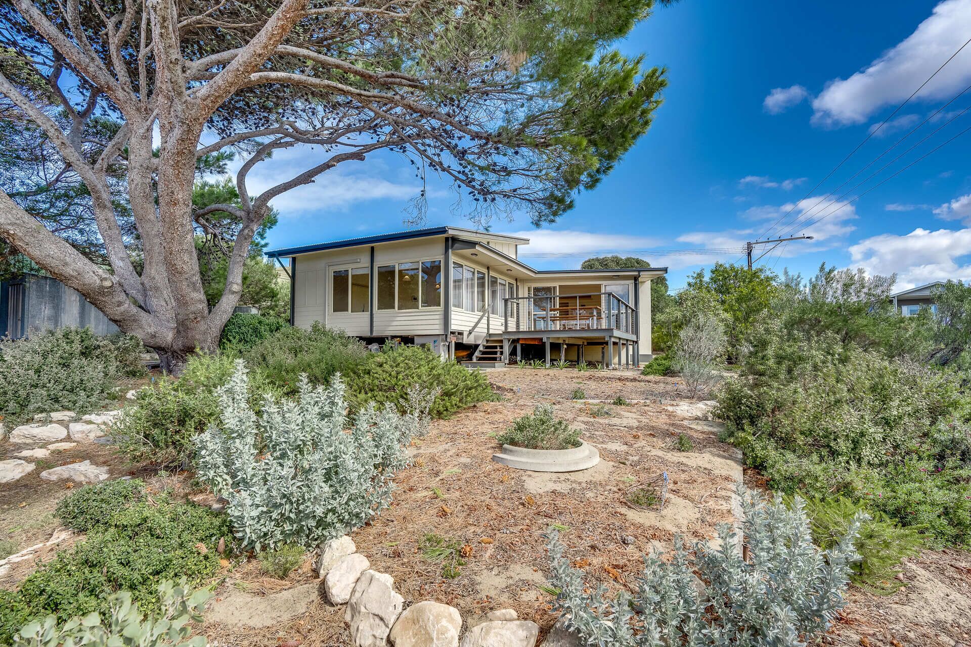 18 Seaview Rd - Great Location with Distant Sea Views — image 9