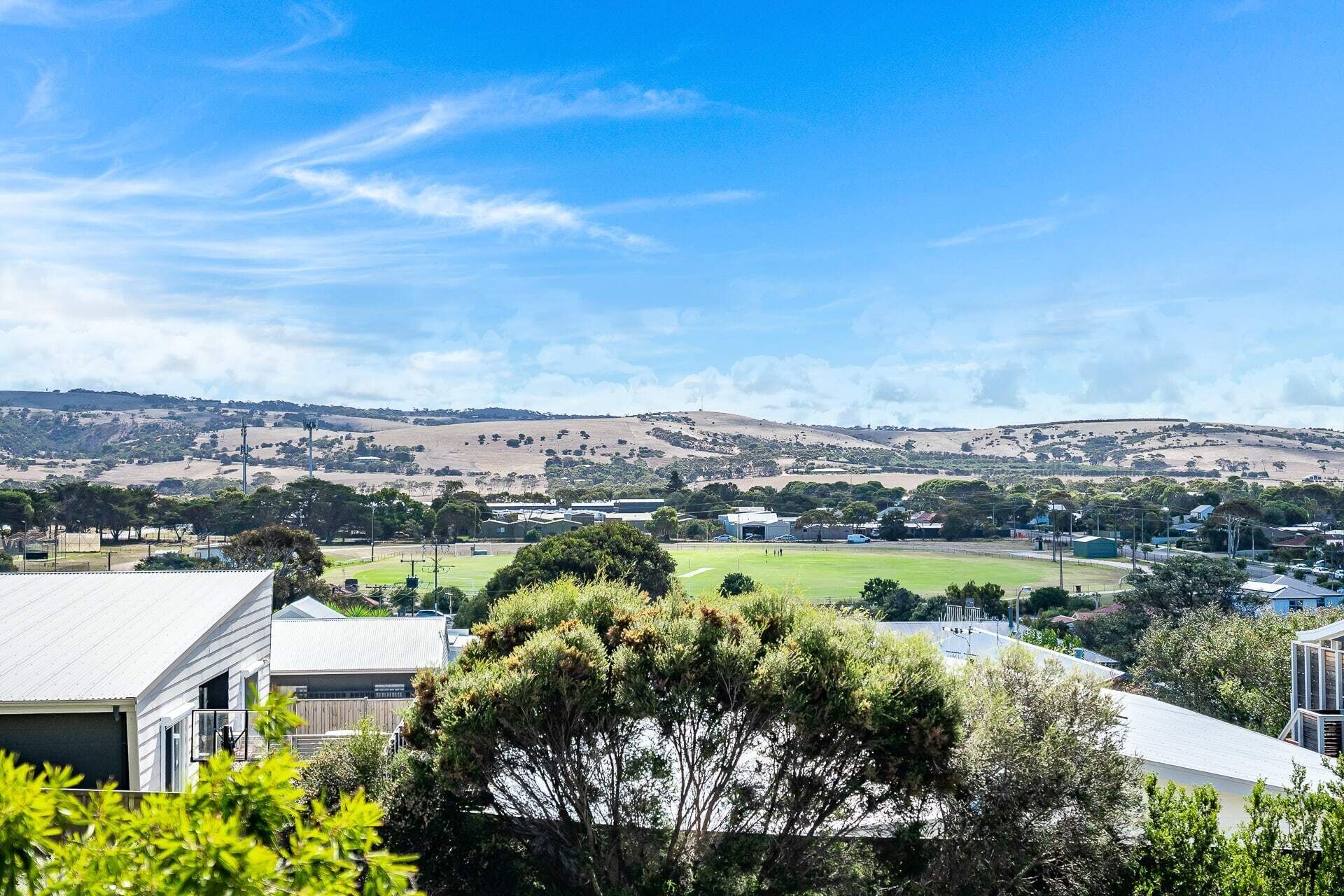 18 Seaview Rd - Great Location with Distant Sea Views — image 10