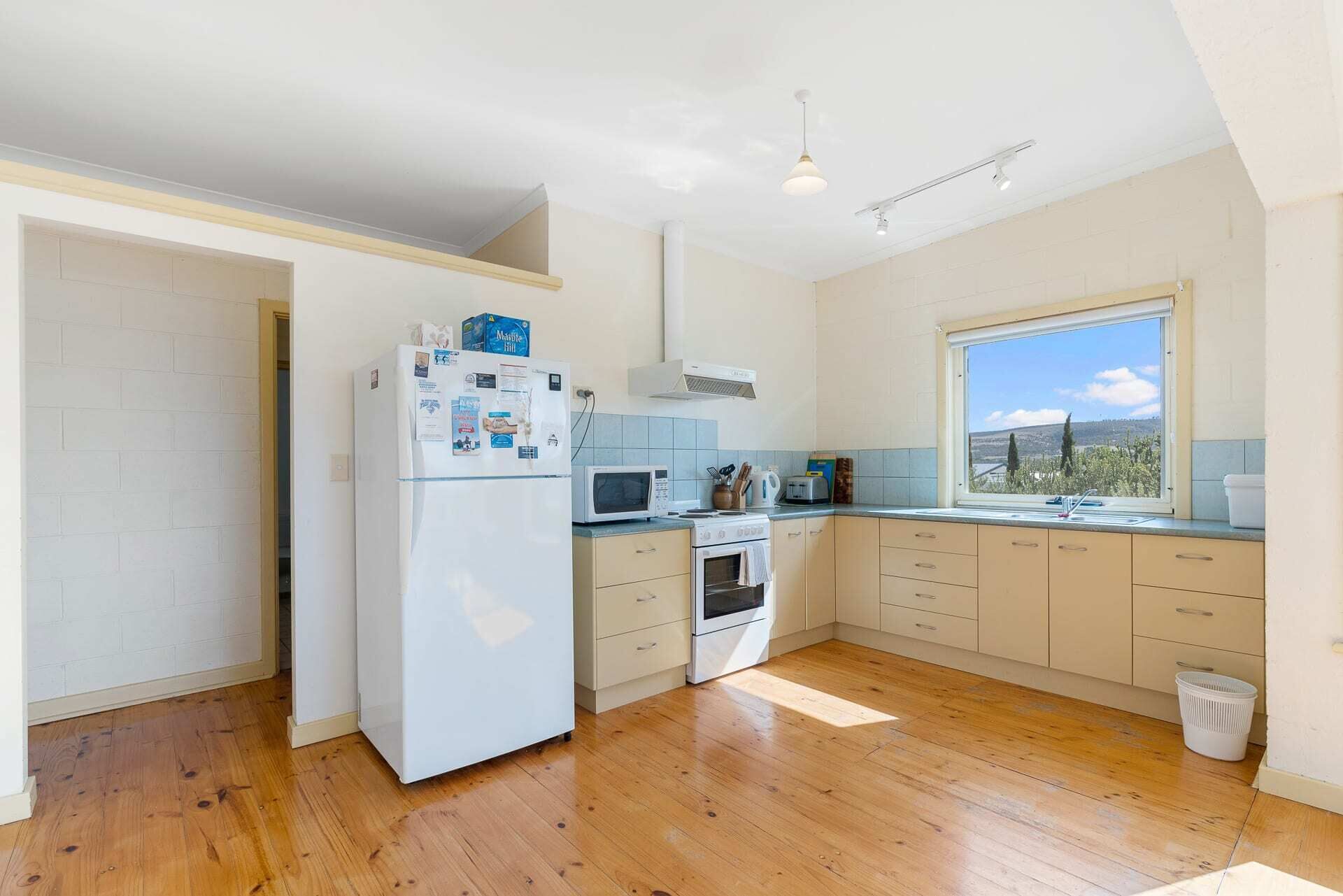 18 Seaview Rd - Great Location with Distant Sea Views — image 14