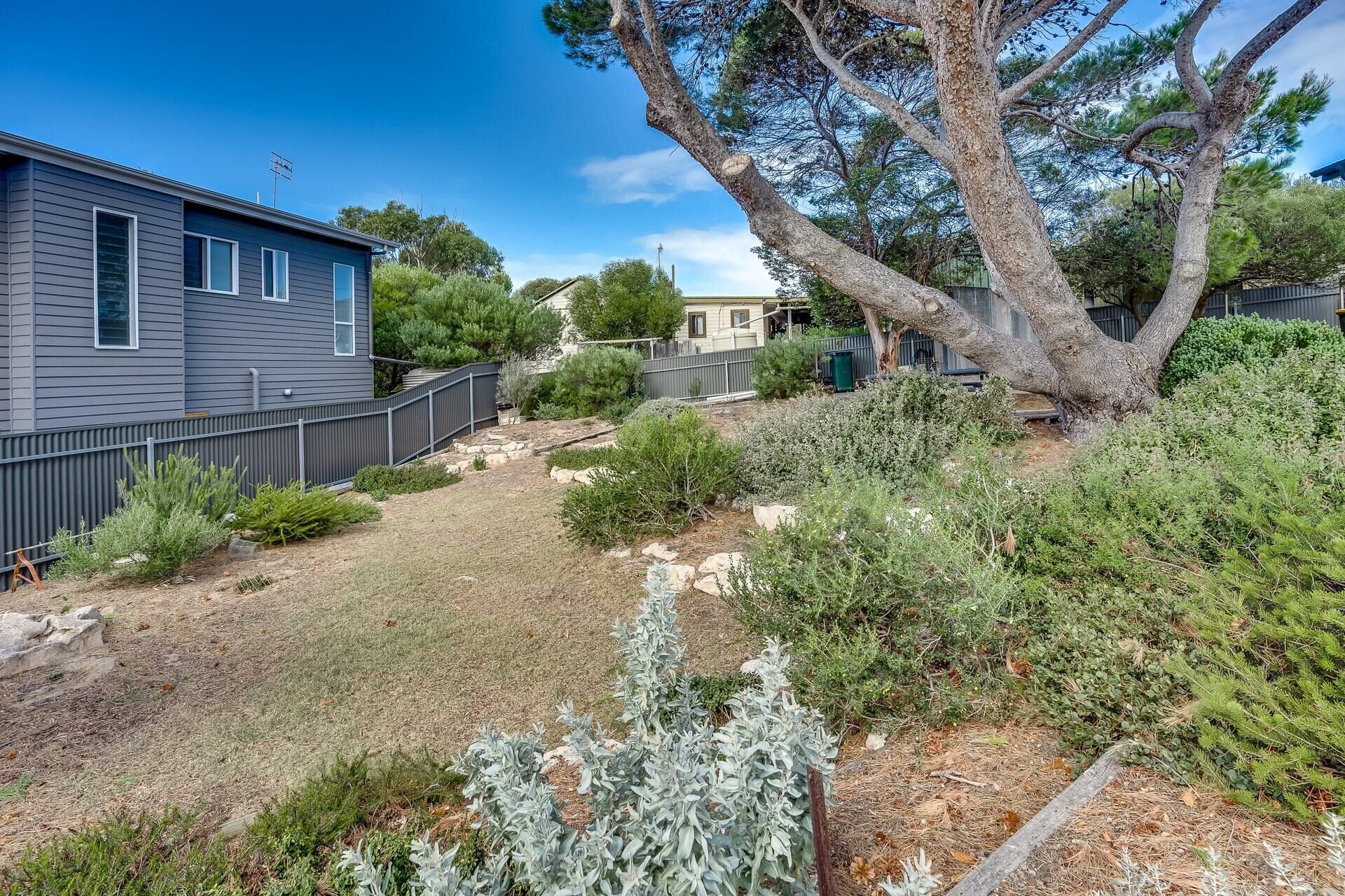 18 Seaview Rd - Great Location with Distant Sea Views — image 26