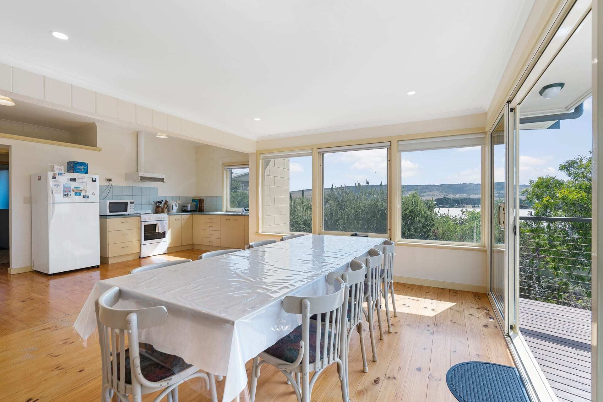 18 Seaview Rd - Great Location with Distant Sea Views — image 5