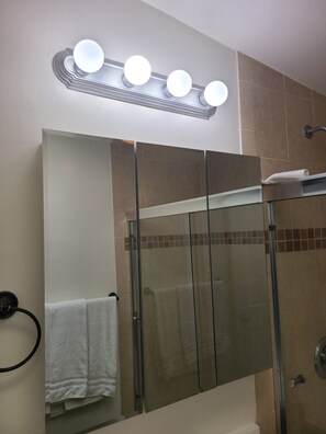 Douche, sèche-cheveux, serviettes fournies, savon
